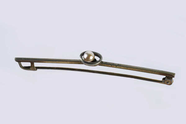 Брошь-заколка для галстука из белого металла содержит вставку из жемчужины